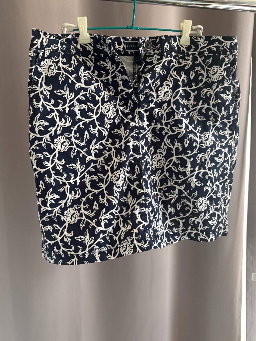Karen Scott Size 8 Navy Blue White Floral Stretch Twill Pencil Mini Skirt 18"